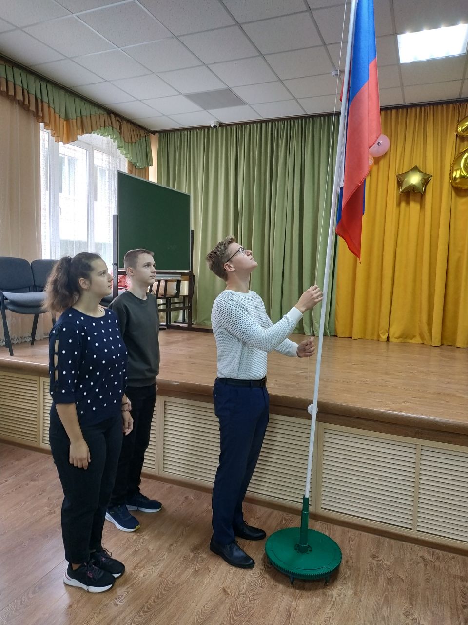 Поднятие флага РФ.